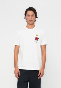 Hvit bomullst-skjorte med et fargerikt rose-motiv og en krone, samt teksten "LYLE & SCOTT" under. Klassisk rund hals, korte ermer.
