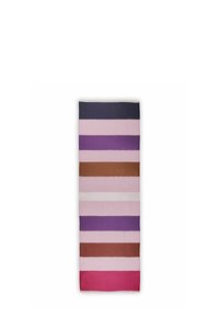 Couverture en tissu rayé avec des bandes alternées de bleu foncé, violet, rose, blanc, marron et magenta. Texture douce avec des bords à franges.