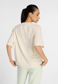New Balance GRAPHIC OVERSIZED - T-shirts med print - linen