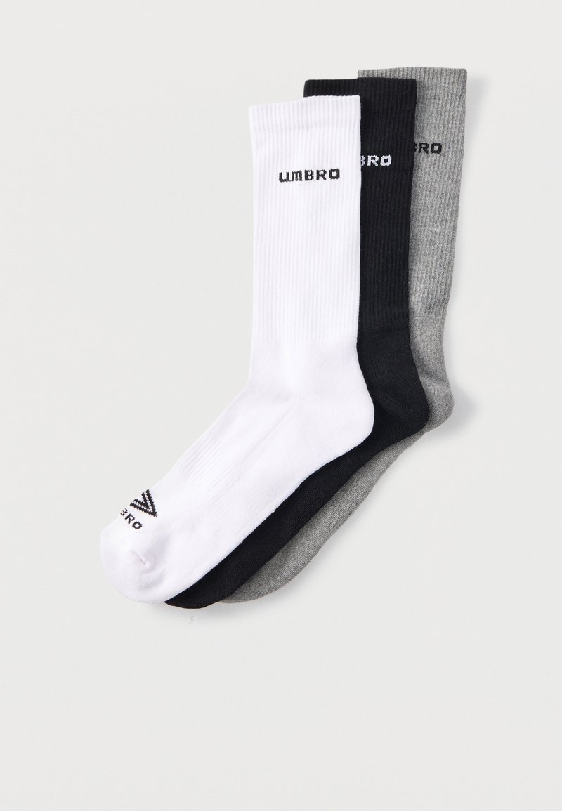 Tre par sokker: et par hvide, et par sorte, et par grå. Ribbet tekstur med "UMBRO"-logo trykt på hvert par nær toppen.