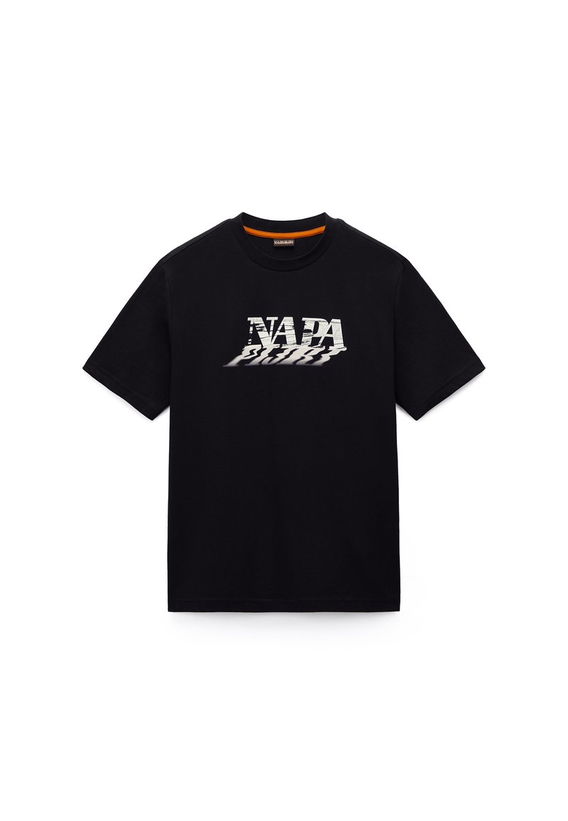 Μαύρο βαμβακερό μπλουζάκι με γραφικό σχέδιο και το κείμενο "NAPA" σε αντανακλαστικό λευκό. Κλασικός στρογγυλός λαιμός και κοντά μανίκια.