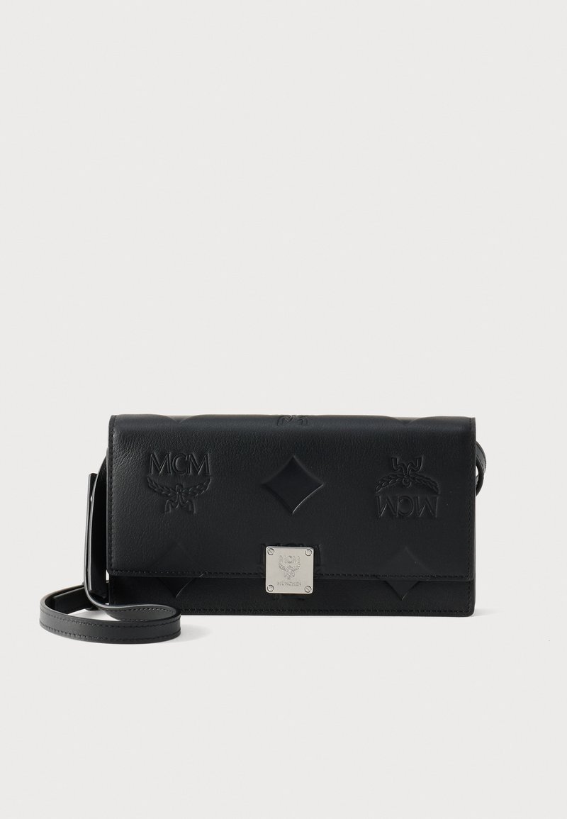 Μαύρη δερμάτινη ορθογώνια τσάντα χιαστί με ανάγλυφα λογότυπα και διαμαντένια σχέδια, με πλακέτα από ασημένιο μέταλλο με λογότυπο στην μπροστινή πτέρυγα.