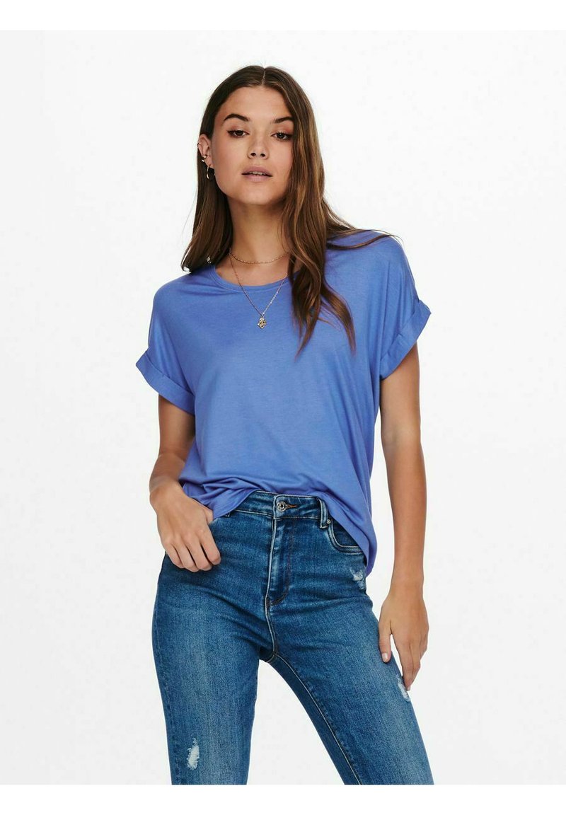 Blå kortermet t-skjorte med avslappet passform, rund hals og opprullede ermer, sammen med mørkeblå høyt liv jeans.