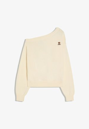 Off-white schulterfreier Pullover mit langen Ärmeln und einem kleinen bestickten Teddybären auf der oberen linken Seite.
