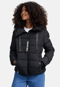Veste en duvet noire avec capuche, fermeture éclair, poches avant et cordons de serrage réglables ; présente un design matelassé et des accents en métal argenté.