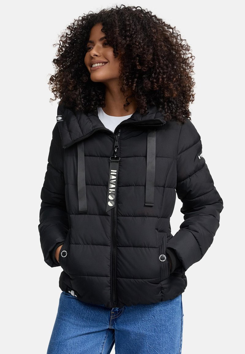 Veste en duvet noire avec capuche, fermeture éclair, poches avant et cordons de serrage réglables ; présente un design matelassé et des accents en métal argenté.