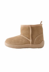 Hellbraune Wildleder-Ankle Boots mit runder Zehenform, gesteppten Details und einer strukturierten Schlaufe hinten. Weiches Material und flache Gummisohle.