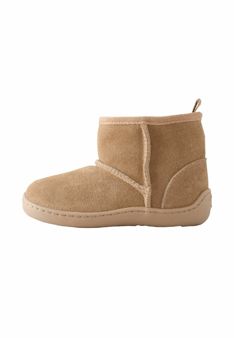 Hellbraune Wildleder-Ankle Boots mit runder Zehenform, gesteppten Details und einer strukturierten Schlaufe hinten. Weiches Material und flache Gummisohle.