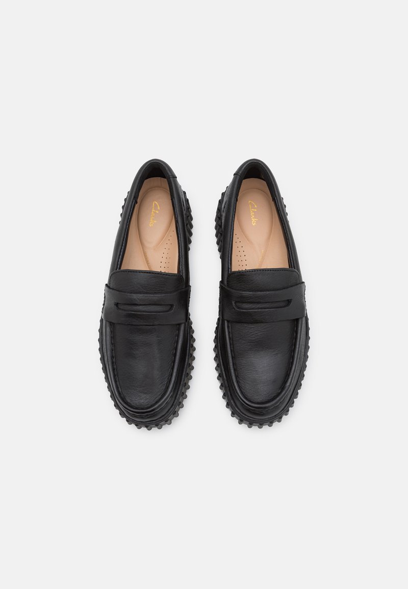 Mocassins en cuir noir avec un bout arrondi, des accents texturés sur les côtés et une semelle en caoutchouc nervurée. Comprend une semelle intérieure rembourrée avec perforations.