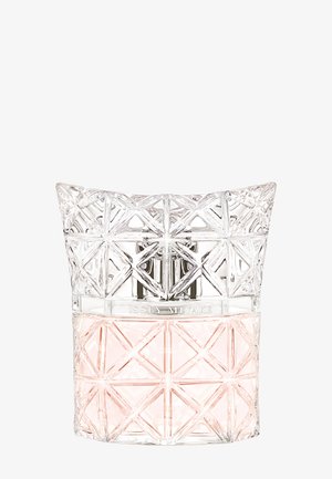 Flacon de parfum taillé en cristal avec liquide rose clair, pulvérisateur argenté et inscription "Issey Miyake" à l'avant.