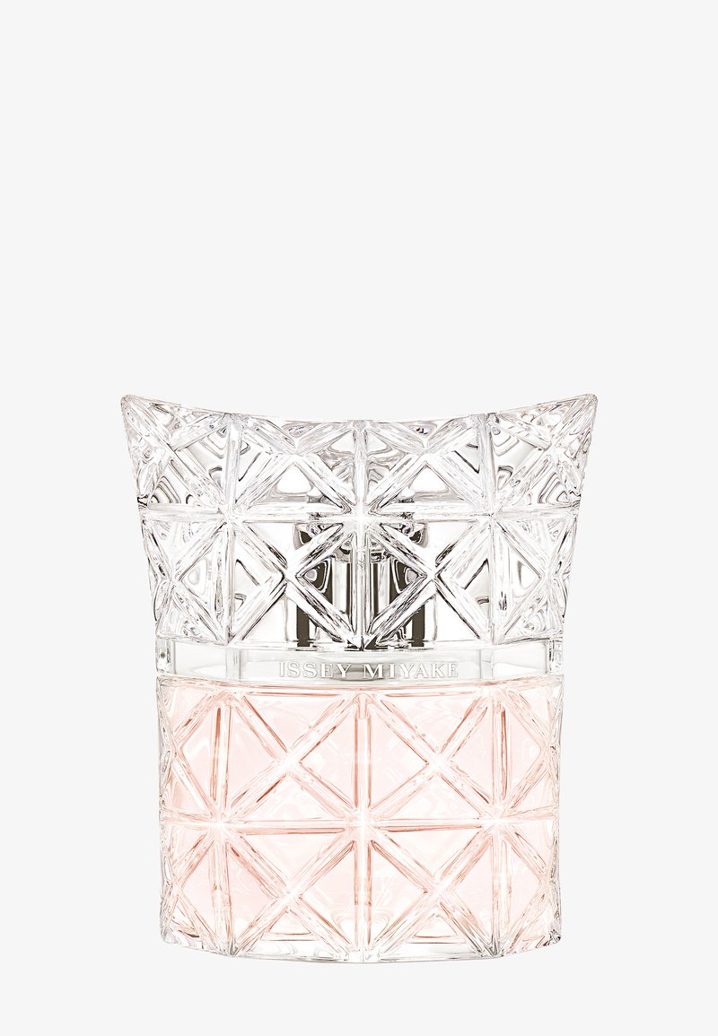Kristallgeschliffene Parfümflasche mit hellrosa Flüssigkeit, silberner Sprühdüse und "Issey Miyake"-Markenaufdruck auf der Vorderseite.