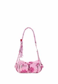 Lyserød skuldertaske med blomsterprint, flettet håndtag, forreste lynlåslommer og dekorative kvaster på hvid baggrund.