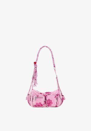 Różowa torebka na ramię w kwiatowy wzór, z plecionym uchwytem, przednimi kieszeniami na zamek i dekoracyjnymi frędzlami na białym tle.