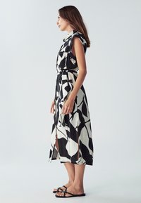 WILLA KOBE - Särkkleit - black leaf