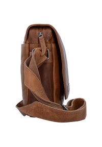 Borsa a spalla in pelle marrone con finitura texturizzata, tracolla regolabile e chiusura con zip. Forma compatta e rettangolare con hardware minimale.