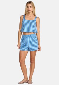 Κοντό μπλε και άσπρο ριγέ τοπ με φαρδιές τιράντες, σε συνδυασμό με σορτς με ελαστική μέση στο ίδιο σχέδιο. Λείο ύφασμα, άνετη εφαρμογή, ελαφρύ σχέδιο.