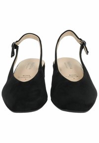 Chaussures slingback en suédine noire avec un bout rond, une sangle à boucle réglable et un intérieur beige doux. Design de talon plat pour le confort.