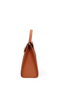 Borsa in pelle color tabacco con forma triangolare strutturata, dotata di un manico superiore singolo e un accento in hardware dorato. Superficie testurizzata.