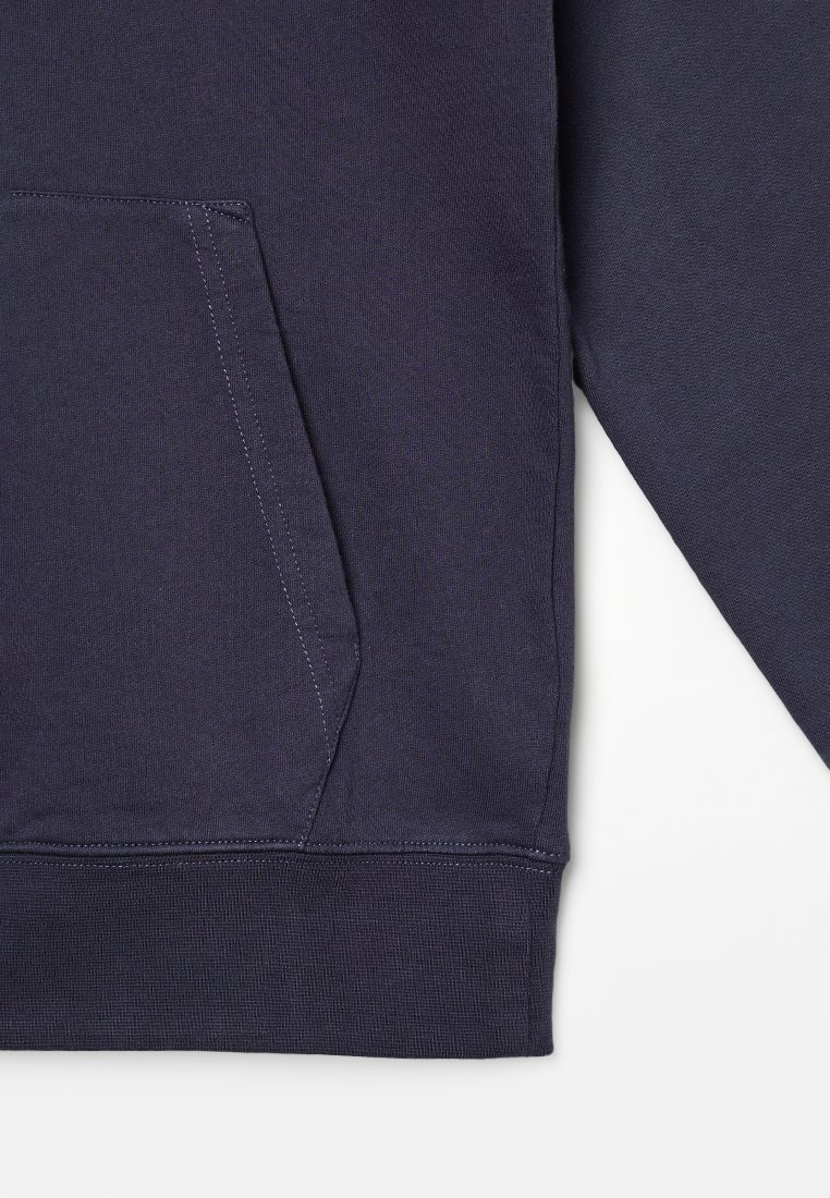 Felpa navy con tasca a marsupio, polsini e orlo a costine, realizzata in morbido tessuto di cotone misto con una superficie liscia.