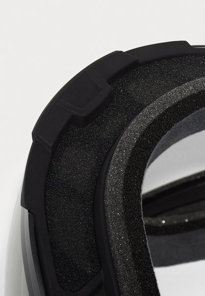 Intérieur de casque noir avec un rembourrage en mousse douce et une coque lisse. Le bord présente un accent texturé, offrant confort et ajustement.