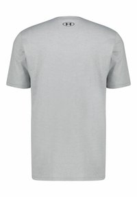 Camiseta gris claro hecha de tejido suave, con mangas cortas, cuello redondo y un pequeño logo en la parte superior de la espalda.