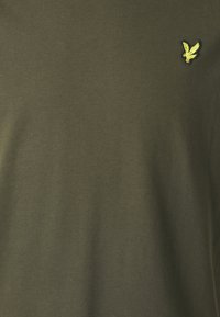 Lyle & Scott V NECK - T-shirt basique - olive