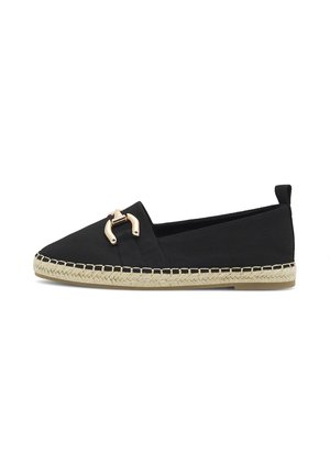 Schwarzer Espadrille-Schuh mit flacher Sohle, textilem Obermaterial, dekorativer goldener Schnalle und gewebtem Jutebesatz entlang der Basis.