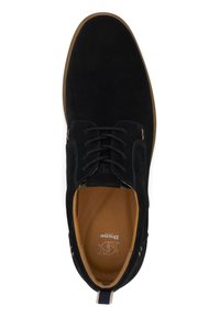 Chaussure en suede noir avec un design à lacets, bout arrondi, présentant des accents en métal doré et une semelle intérieure beige avec le logo de la marque à l'intérieur.