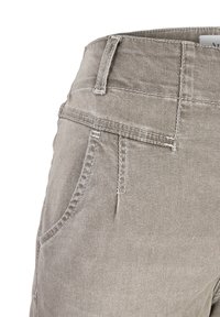 Ljusgrå denimbyxor med hög midja, framfickor och kontrasterande sömmar. Materialet är mjukt med en något texturerad yta.