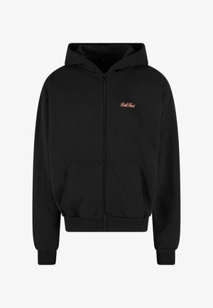 Sudadera con cremallera negra hecha de una tela suave, con un bolsillo frontal, puños elásticos y texto bordado en naranja en el pecho.