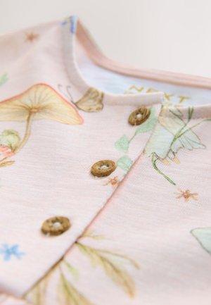 Světlá růžová látka s květinovými a motýlími motivy, se čtyřmi dřevěnými knoflíky podél středu vpředu a kulatým výstřihem.