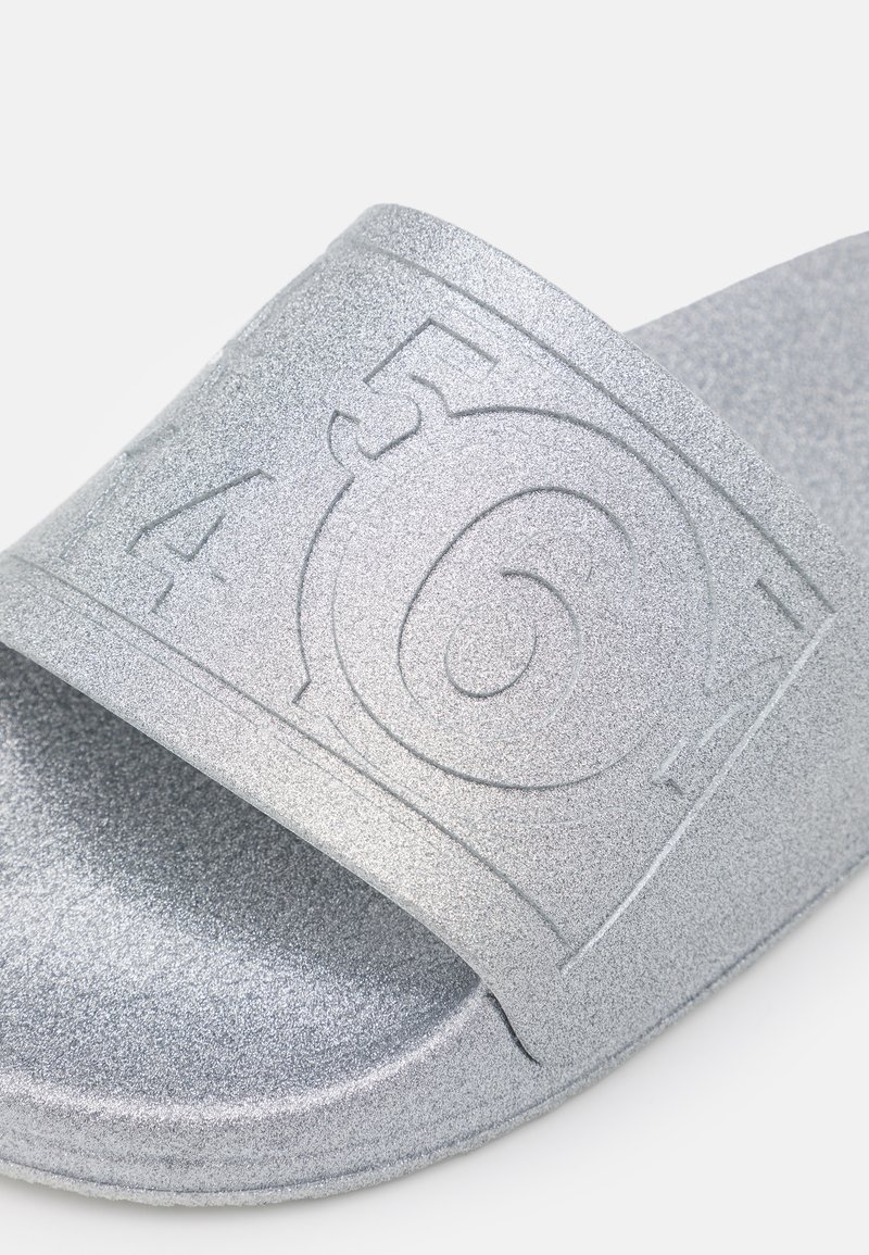 Damen Sneaker | MM6 Maison Margiela HOTEL POOL SLIDES Badesandale silver/silberfarben - DI09439 Damen Sneaker | MM6 Maison Margiela HOTEL POOL SLIDES Badesandale silver/silberfarben - DI09439