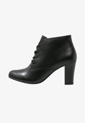 Musta nahkasaappaat nilkkamallilla, joissa on pyöreä kärki, nauhakiinnitys, sileä pinta ja puolipitkä lohkokorko.