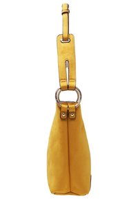 Gul mockaläderhandväska med en avsmalnande form, justerbar rem och cirkulär metallbeslag för stängning. Slät textur och minimalistisk design.