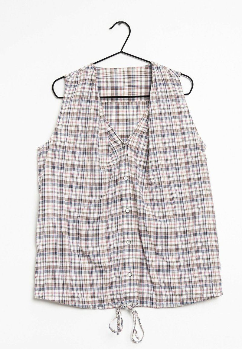 Blouse sans manches à carreaux dans des tons bleu, rouge et crème. Comprend un col en V, une fermeture à boutons sur le devant et un lien ajustable à l'ourlet. Tissu léger.