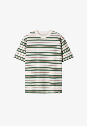 Kurzärmeliges weißes T-Shirt mit horizontalen grünen und braunen Streifen, Rundhalsausschnitt und einem kleinen Etikett am unteren Saum.