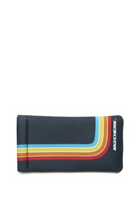 Funda de tela azul marino con rayas multicolores (azul claro, amarillo, rojo) y logo blanco de "SKECHERS". Textura suave, forma rectangular.