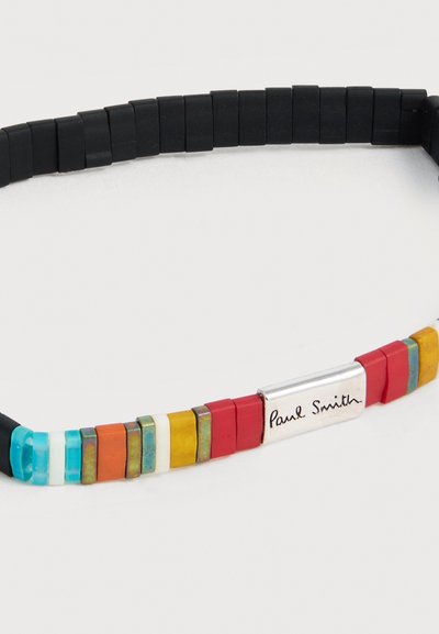Βραχιόλι με μαύρες τετράγωνες χάντρες και πολύχρωμες ορθογώνιες χάντρες, με ασημένια πλάκα χαραγμένη με την υπογραφή "Paul Smith".