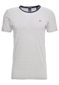 Gestreepte t-shirt in wit en marineblauw, met een ronde hals en korte mouwen. Het materiaal lijkt zacht met een gladde textuur. Kleine logo-detail.