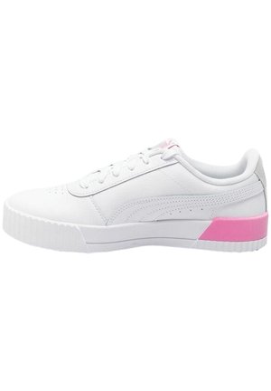Hvid lavtopet sneaker med snørelukning og pink accent på hælen, vist fra siden på en ensfarvet baggrund.