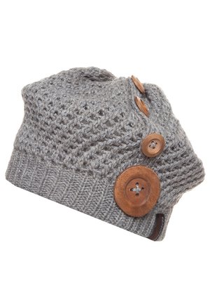 Bonnet tricoté gris avec un motif texturé, orné de quatre grands boutons en bois le long du côté.