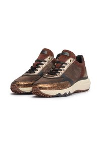 Braune und bronzefarbene Sneakers mit einem Obermaterial aus verschiedenen Materialien, darunter Wildleder und metallische Akzente, texturierten Sohlen und schwarzen Schnürdetails.