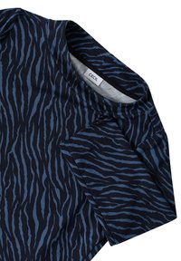 Camicetta azzurra a maniche corte con un tessuto leggero, caratterizzata da un motivo a strisce di tigre in tonalità blu scuro e blu chiaro. L'etichetta riporta "CECIL."