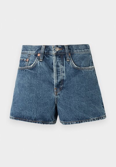 Shorts en denim bleu moyen à taille haute, cinq poches, surpiqûres contrastantes et fermeture à bouton en métal. Tissu texturé avec un léger délavage.