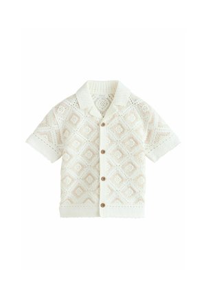 Cardigan blanc à manches courtes avec un motif en dentelle, doté d'un col, de cinq boutons marron et d'un design tissé texturé.