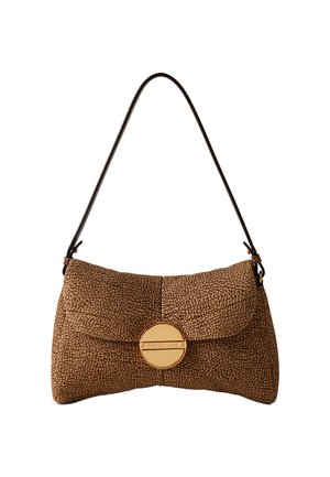 Borsa a spalla marrone con texture, a forma curva, dotata di una chiusura circolare dorata e di una tracolla nera. Esterno distintivo in pelle di pomice.