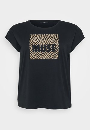 Camiseta de algodón negra con mangas cortas. Presenta un gráfico cuadrado en beige y negro que recuerda a las rayas de una cebra, con la palabra "MUSE" destacada.