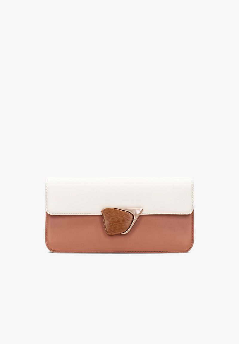 Clutch rettangolare bicolore con patta superiore bianca, corpo marrone e una chiusura geometrica in legno e oro al centro davanti.