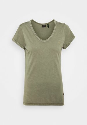 T-shirt pour femme à manches courtes, col en V, couleur vert olive, avec logo discret sur la poitrine et ourlets doublement cousus, présenté à plat sur fond blanc.