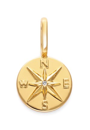 Colgante de rosa de los vientos dorada con letras en relieve Norte, Sur, Este, Oeste y una pequeña gema clara en el centro sobre un fondo blanco.